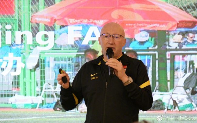 而董若琳则是思绪如同波涛一般涌动，心思复杂无比